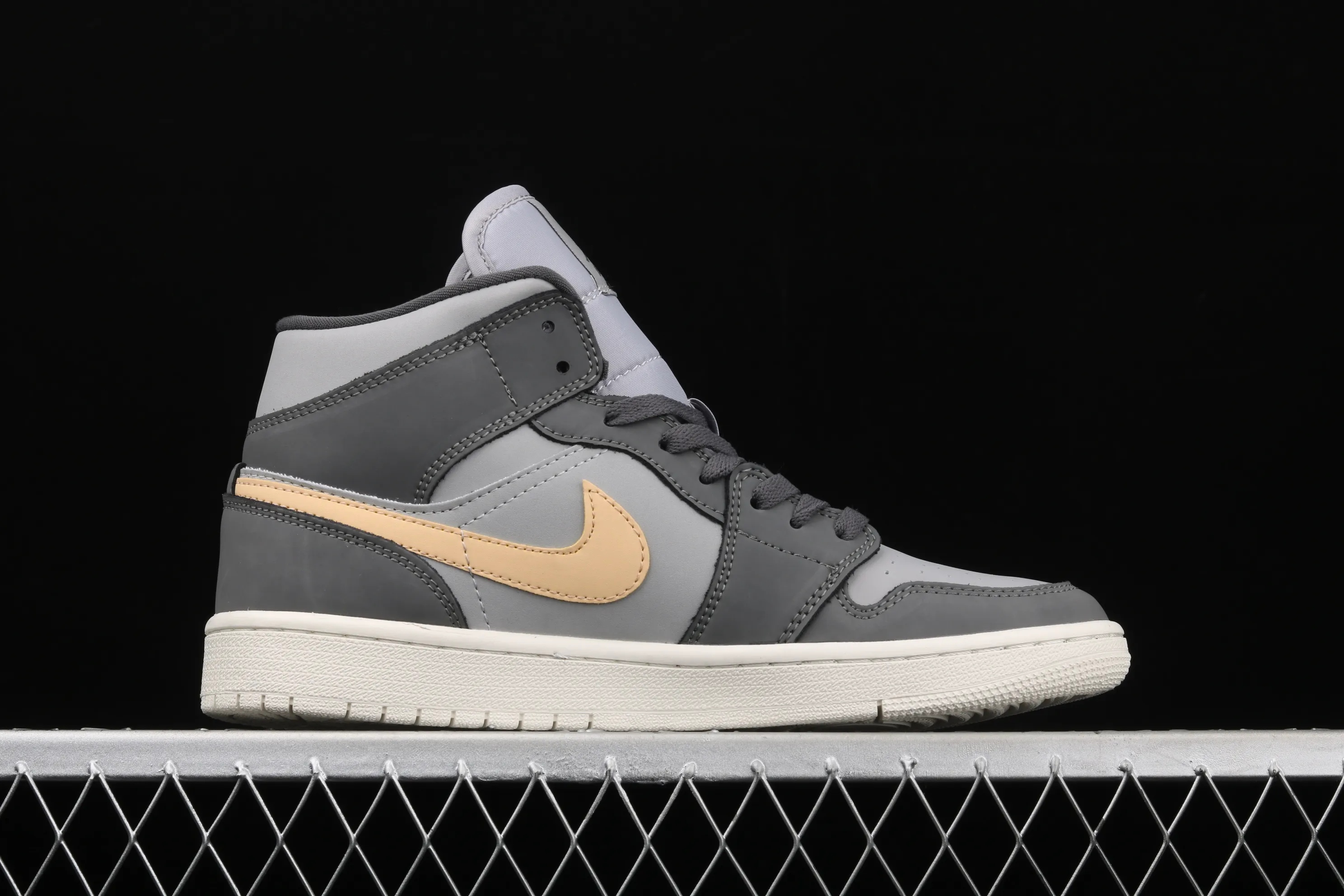 All Categories Air Jordan Jordan Series Basketball Shoes Air Jordan 1 Mid Special Price G Version Pure Original Air Jordan 1 Mid AJ1 Joe 1 Gray Pink China Basketball Shoes BQ6472-020